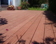 Egurrezko zorua jardinean